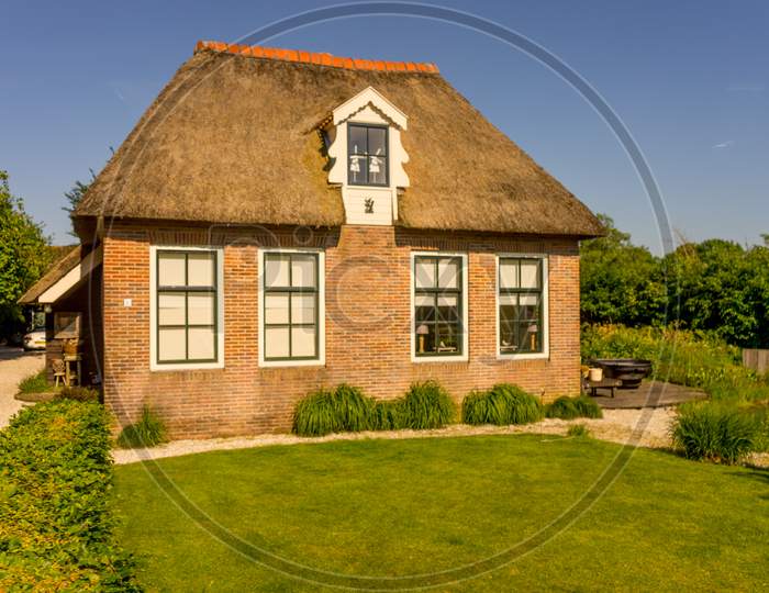 Giethoorn, Netherlands - 26 May: A Facade Of An Old Cottage House At Giethoorn On 26 May 2017. Giethoorn Is The Venice Of Netherlands