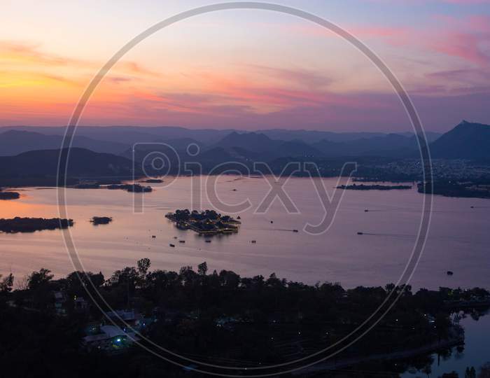 Lake Pichola sunset view with Hotel Jagmandir