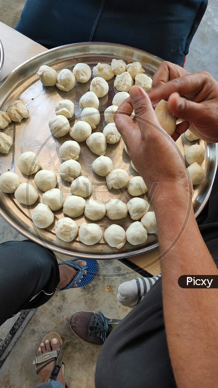 Indian Food Kachori White Round Raw Material With Hand