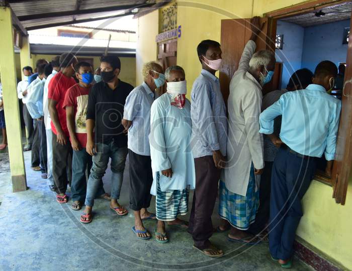 People  stand in a queue to   gives swab sample for COVID-19 rapid antigen test in Nagaon district, in the northeastern state of Assam, on Sept 30,2020.