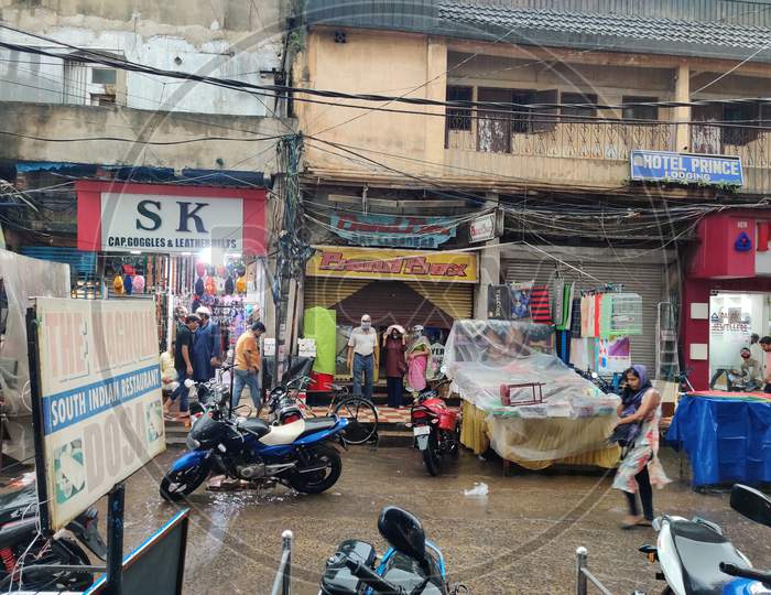 Bandbox,market in rain