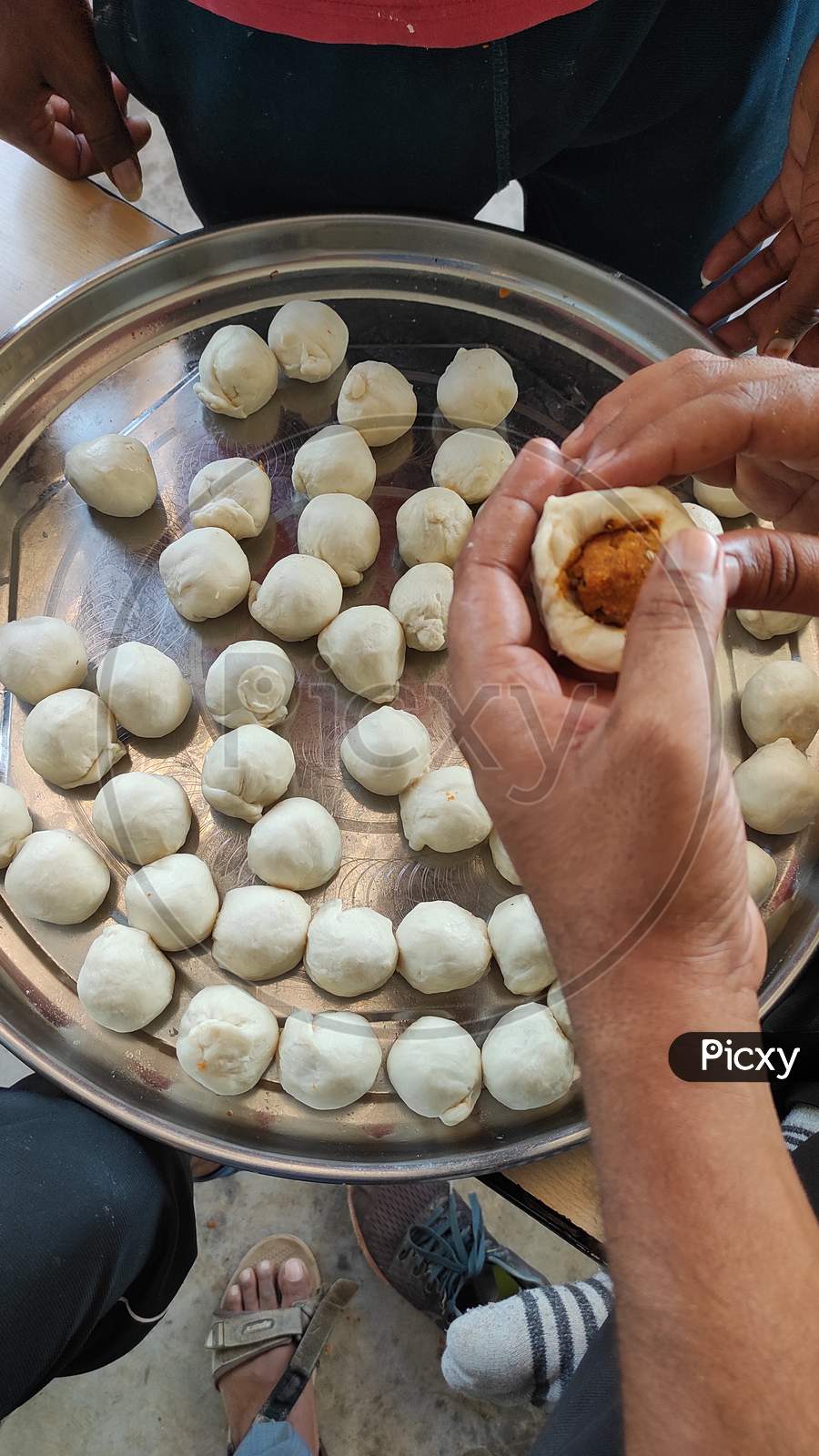 Indian Food Kachori White Round Raw Material With Hand