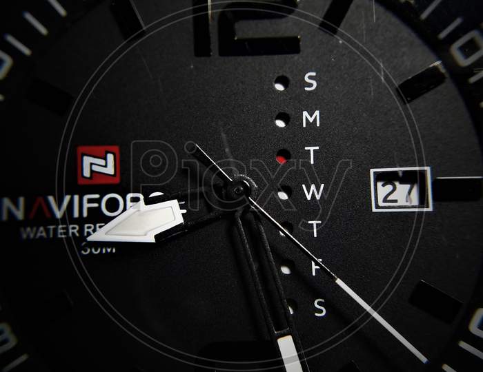 black watch with white needles, naviforce macro