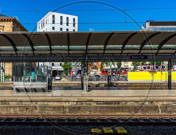 Mainz, Germany - 30Th May 2018: Platform At Train Station At Mainz, Germany