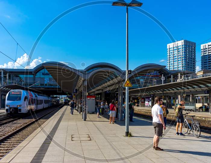 Mainz, Germany - 30Th May 2018: Platform At Train Station At Mainz, Germany