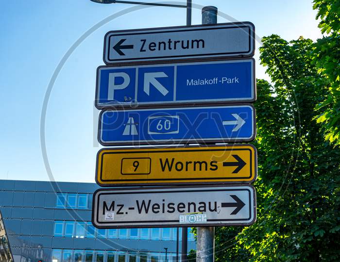 Mainz, Germany - 30Th May 2018: Direction Signs To Zentrum, Malakoff Park, Worms And Weisenau In The City Of Mainz, Germany
