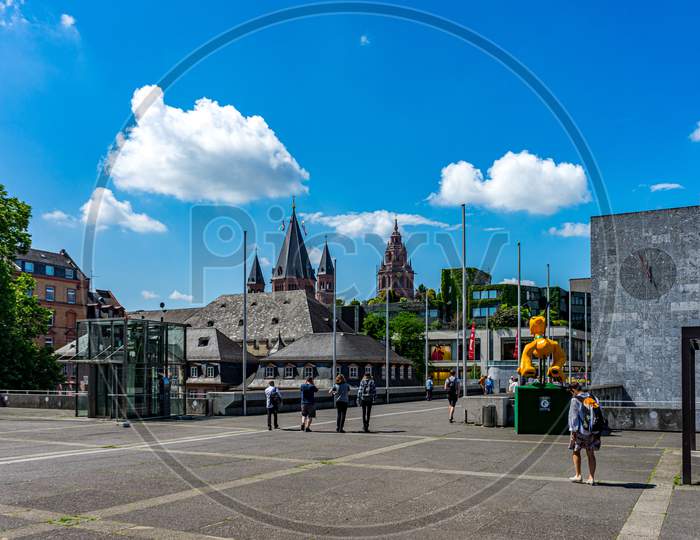 Mainz, Germany - 30Th May 2018: Tourist Information Centre With Clock On The Wall In The City Of Mainz, Germany, Jockel-Fuchs-Platz, Rheingold-Halle