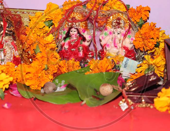 Image of Lord Ganesha and Goddess Laxmi Flower decoration CB07-CQ781330 ...