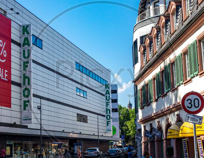Mainz, Germany - 30Th May 2018: Kaufhof Building In The City Of Mainz, Germany
