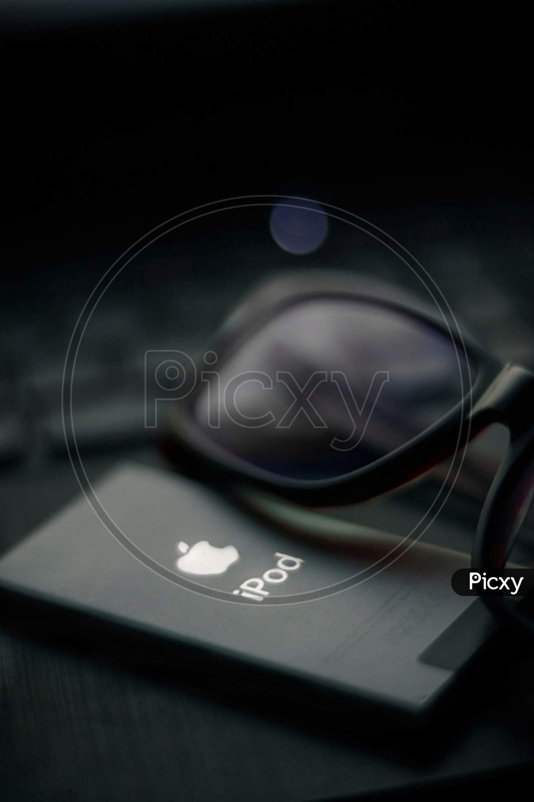 Apple Ipod with Ray Ban glasses