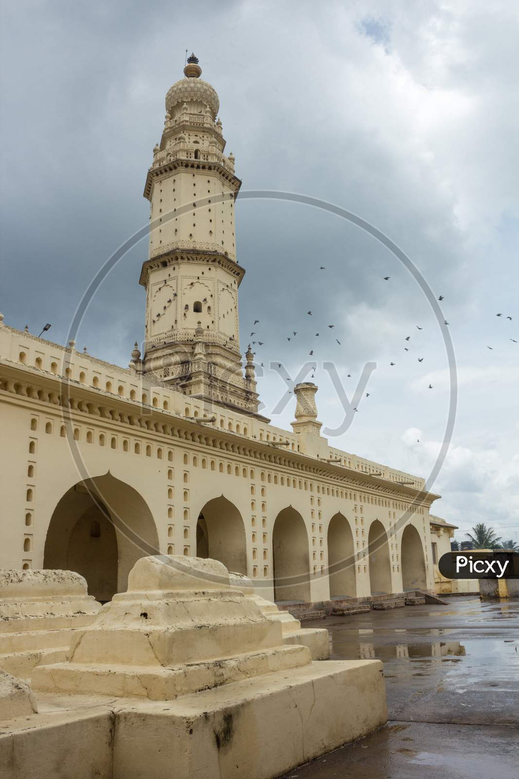 Jama Masjid Minaret with Tombs in Srirangapatna/Karnataka/India.
