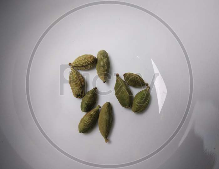 Green cardamom are used as flavourings and cooking spices in both food and drink, and as a medicine