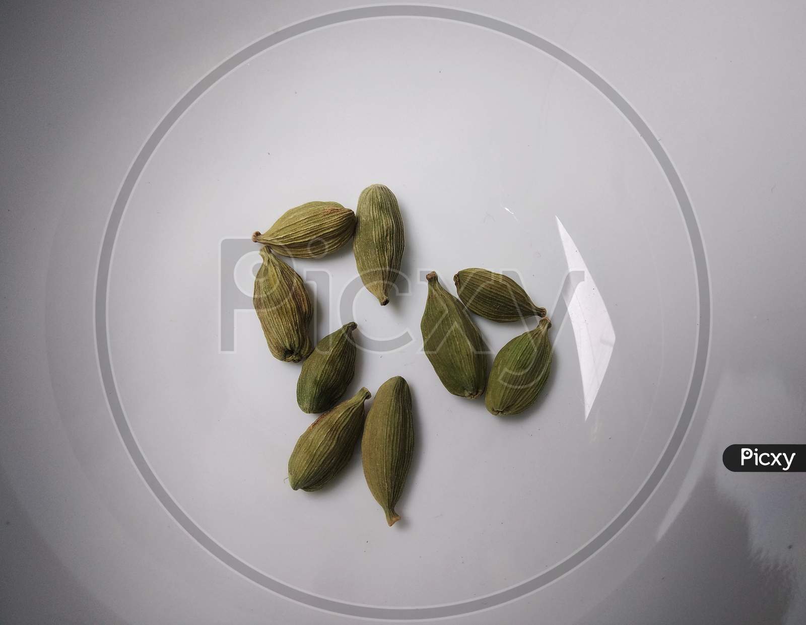 Green cardamom are used as flavourings and cooking spices in both food and drink, and as a medicine