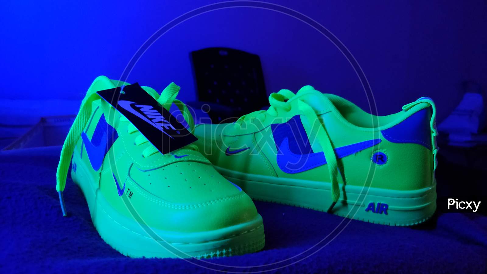 Nike air best sale force neon