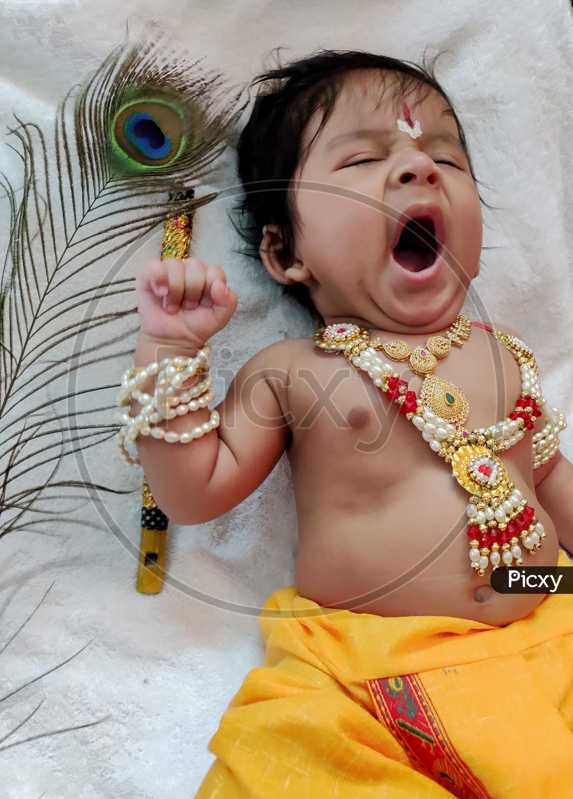 Image of Little krishna gets tired and yawns-ZC318034-Picxy