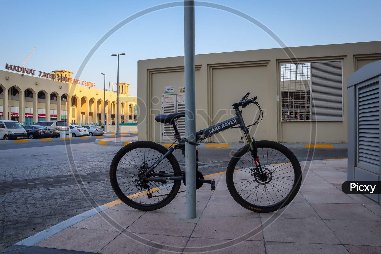 Abu Dhabi - 8 September 2020, A Black Land Rover Bicycle Is Parking In The Middle Of The City, Uae