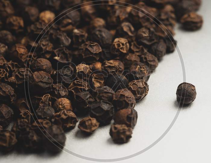 Dried Black Pepper Grains, Macro Close Up Photography, Selective Focus