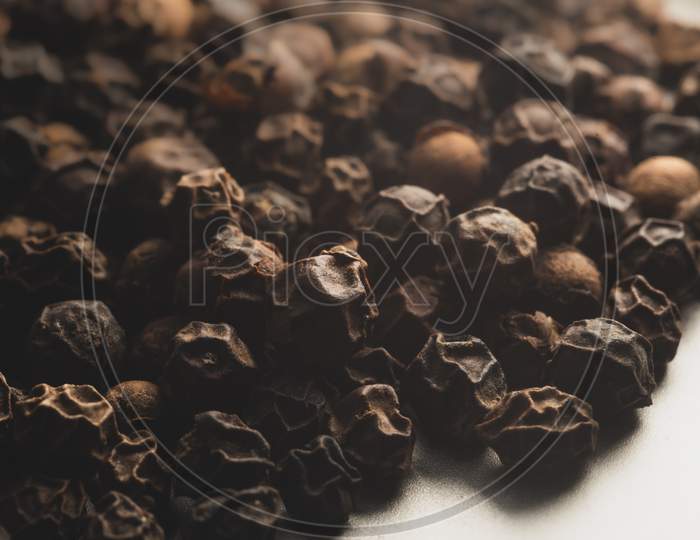 Dried Black Pepper Grains, Macro Close Up Photography, Selective Focus