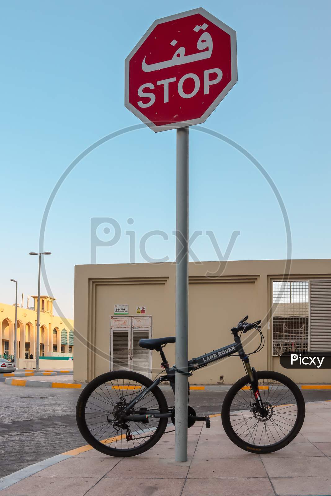 Abu Dhabi - 8 September 2020, A Black Land Rover Bicycle Is Parking In The Middle Of The City, Uae