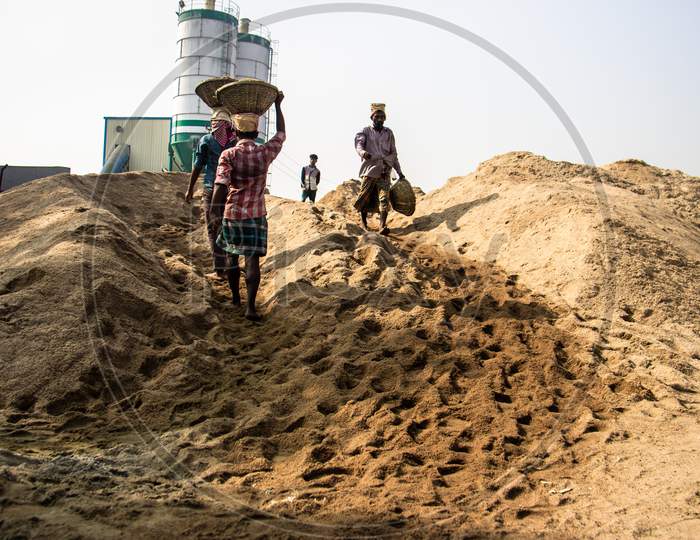The daily life of the women sand worker