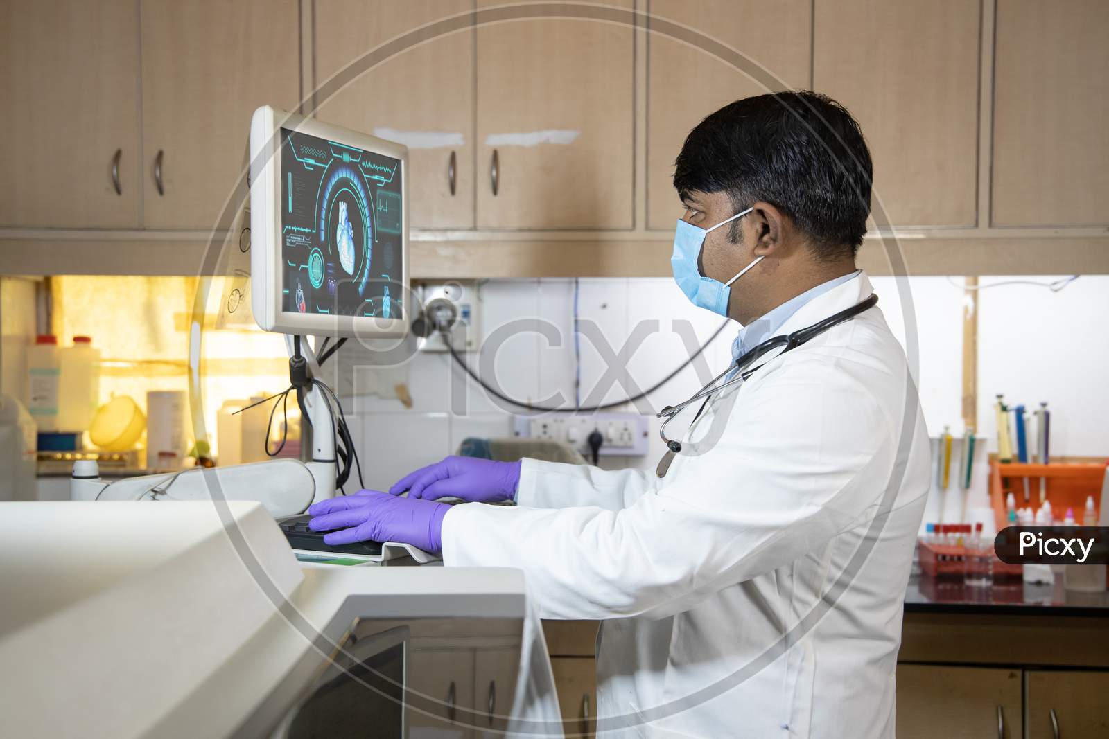 Male Doctor Using Advance Scanning Machine Computer At Hospital. Practitioner Working On Modern Medical Equipment. Digital Diagnostics, Heart Disease Concept.