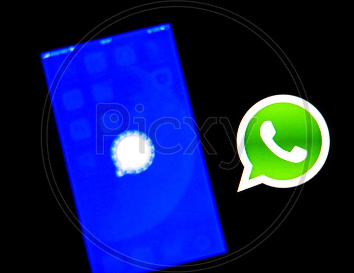 Signal Mobile Messaging App Logo an Alternative to Whatsapp on Smartphone Screen