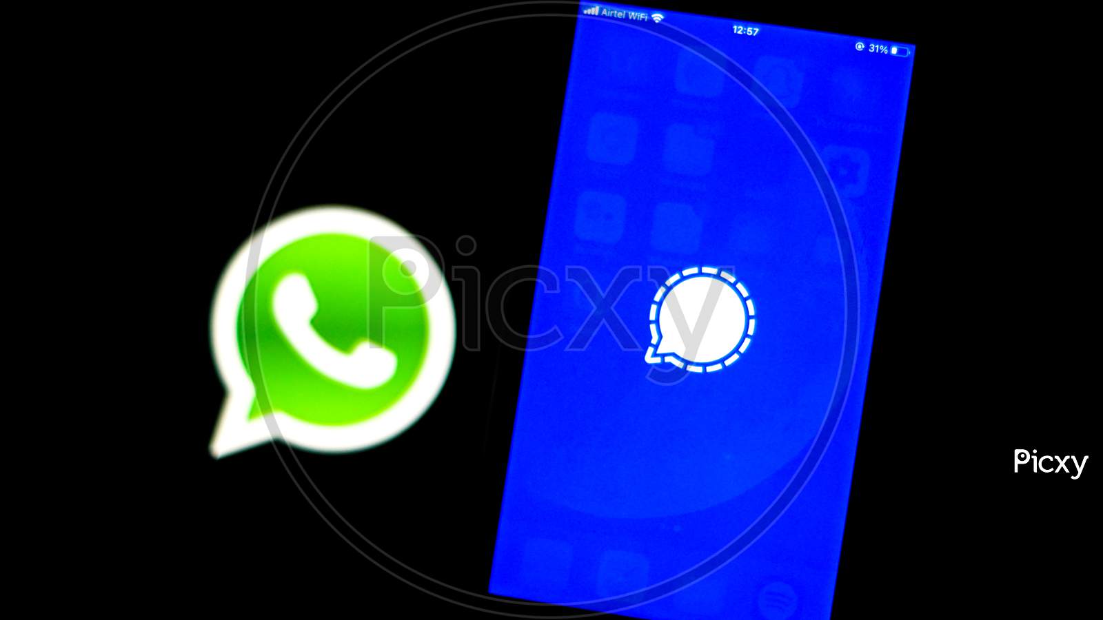 Signal Mobile Messaging App Logo an Alternative to Whatsapp on Smartphone Screen
