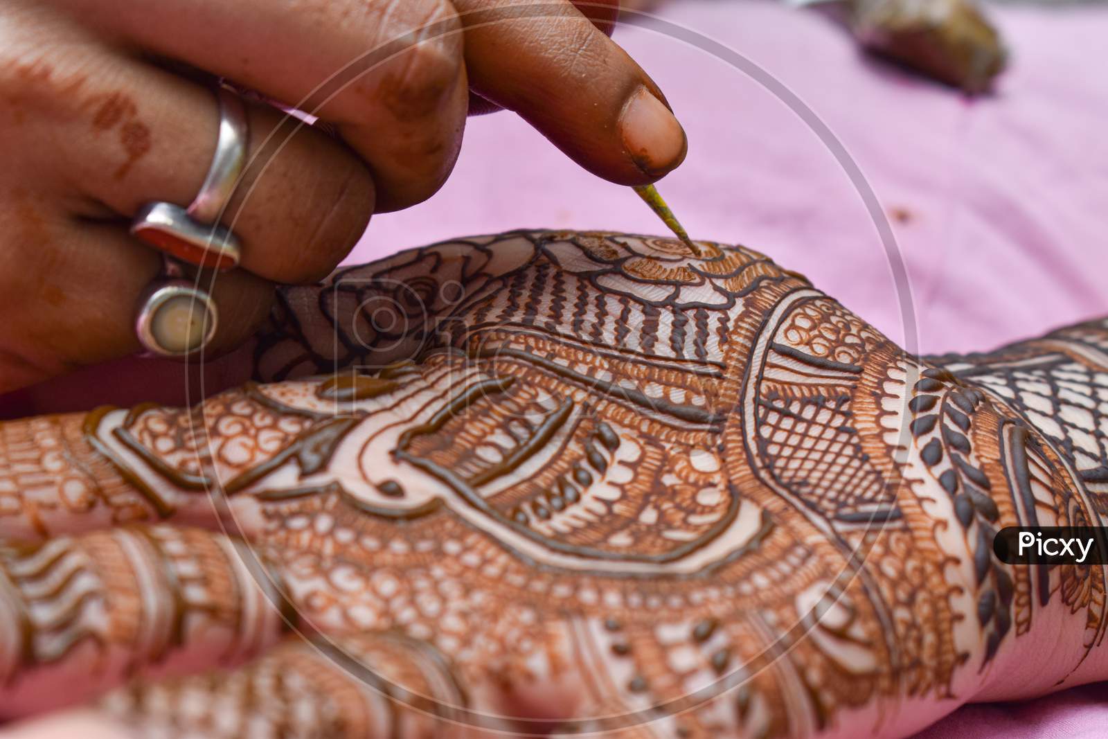 Premium Photo  Artist applying floral henna tattoo on women hands design  for beauty