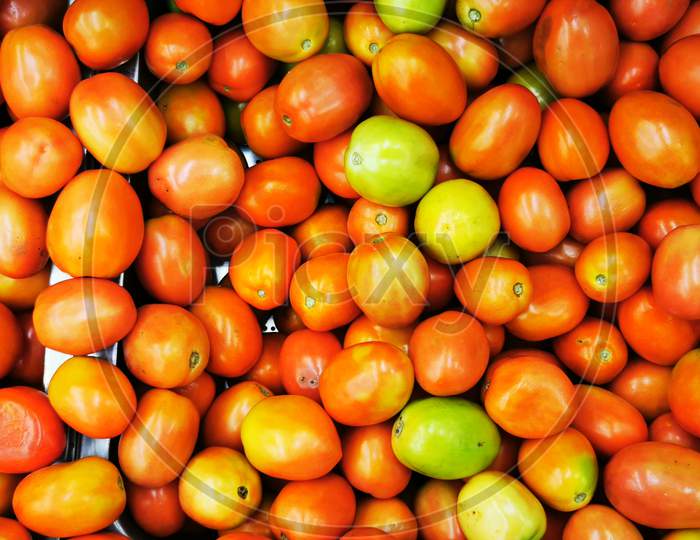 The tomato is the edible berry of the plant Solanum lycopersicum, commonly known as a tomato plant.