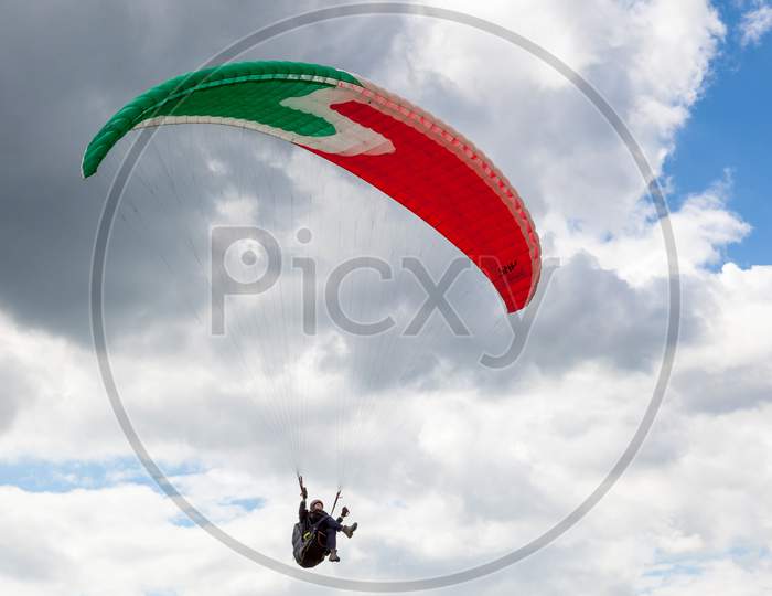 Devils Dyke, Brighton/Sussex - July 22 : Paragliding At Devil'S Dyke Near Brighton On July 22, 2011. Unidentified Person