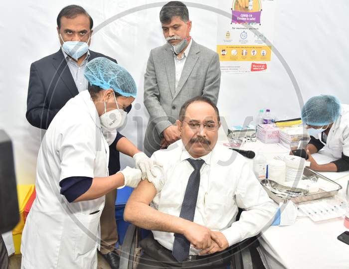 A nurse administers the COVID-19 vaccine to a frontline worker, after the virtual launch of COVID-19 vaccination drive by Prime Minister Narendra Modi at GMCH hospital in Guwahati on Jan 16,2021.