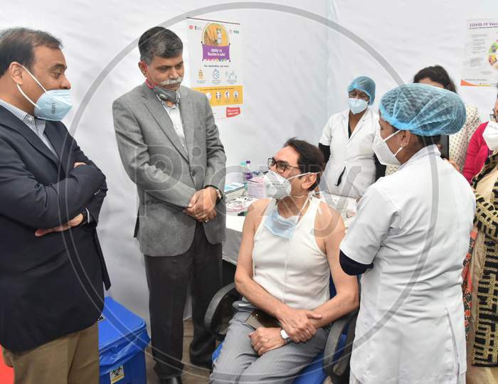 A nurse administers the COVID-19 vaccine to a frontline worker, after the virtual launch of COVID-19 vaccination drive by Prime Minister Narendra Modi at GMCH hospital in Guwahati on Jan 16,2021.