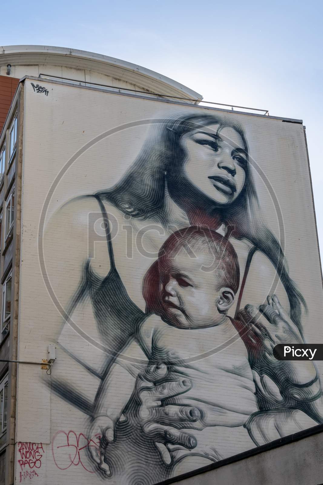 Bristol, Uk - May 14 : Woman And Baby Portrait Graffiti On A Wall  In Bristol On May 14, 2019