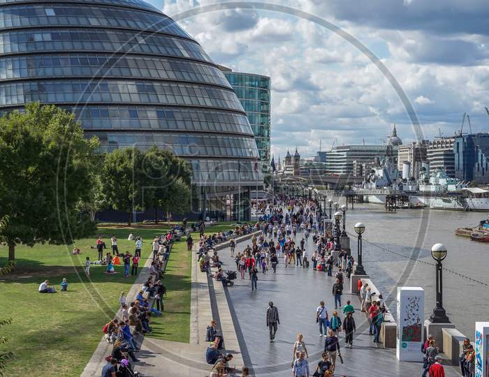 View Of City Hall London And Promenade