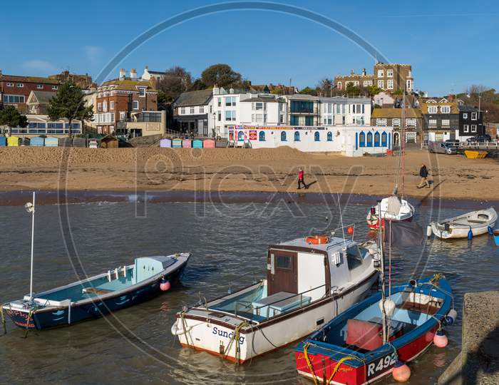 Broadstairs, Kent/Uk - January 29 : View Of Broadstairs Beach On January 29, 2020. Two Unidentified People