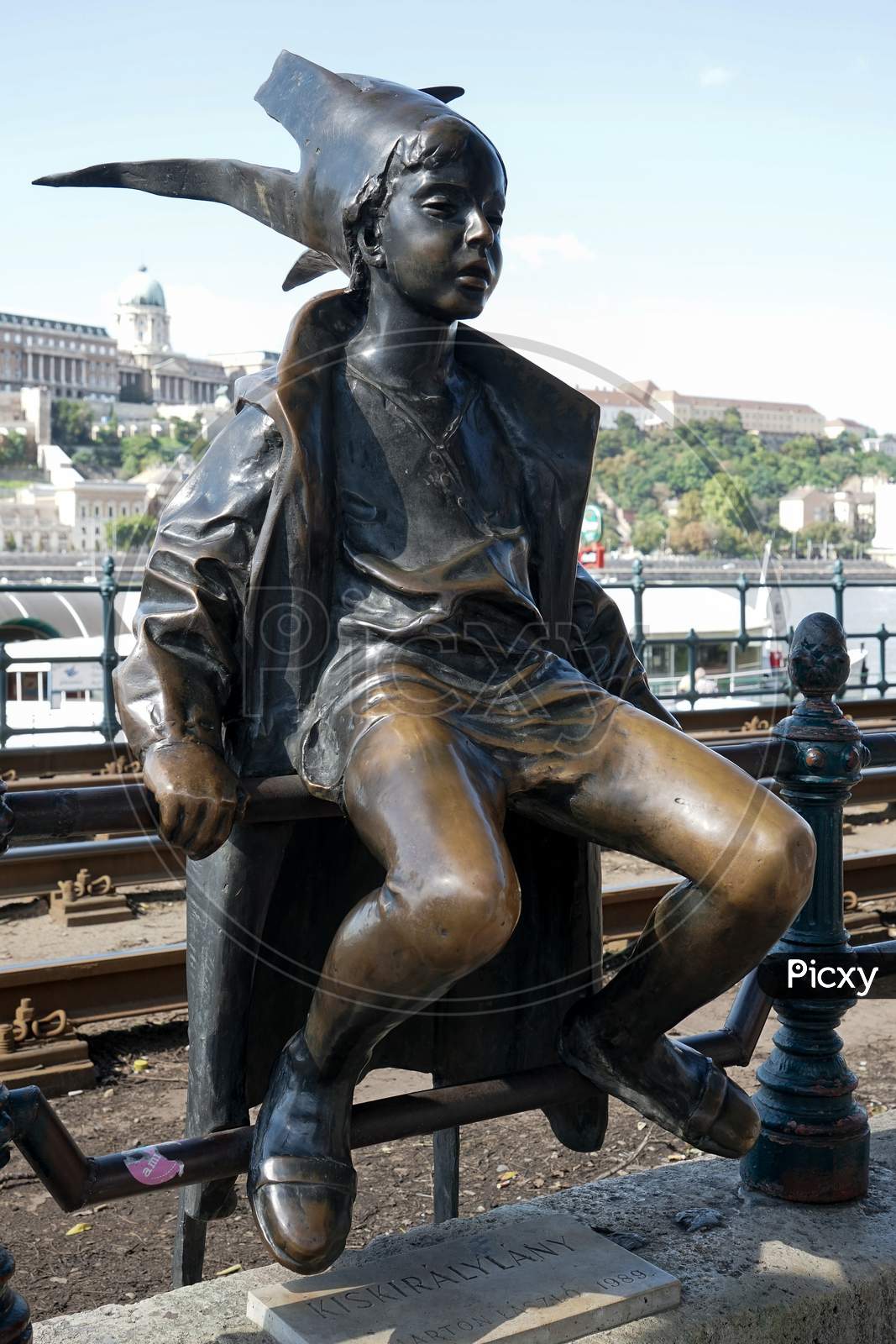 Kiskiralany Statue In Budapest