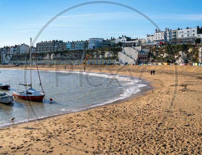 Broadstairs, Kent/Uk - January 29 : View Of Broadstairs Beach On January 29, 2020. Four Unidentified People