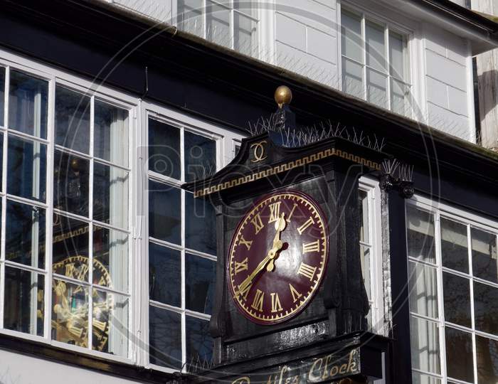 Tunbridge Wells, Kent/Uk - January 5 : View Of The Famous Pantiles Clock In Royal Tunbridge Wells On January 5, 2018