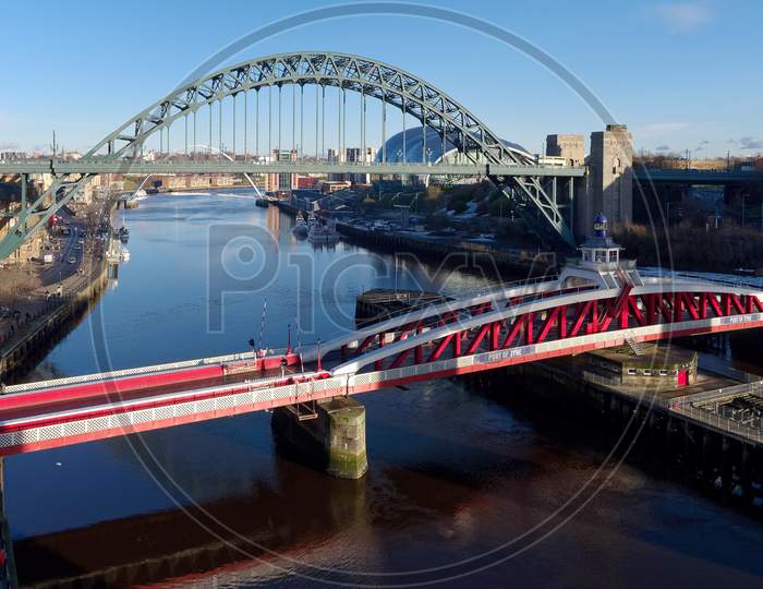 Newcastle Upon Tyne, Tyne And Wear/Uk - January 20 : View Of The Tyne  And Swing Bridges In Newcastle Upon Tyne, Tyne And Wear On January 20, 2018