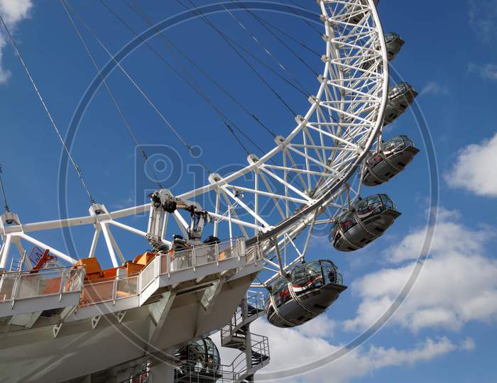 London/Uk - March 21 : View Of The London Eye In London On March 21, 2018. Unidentified People.