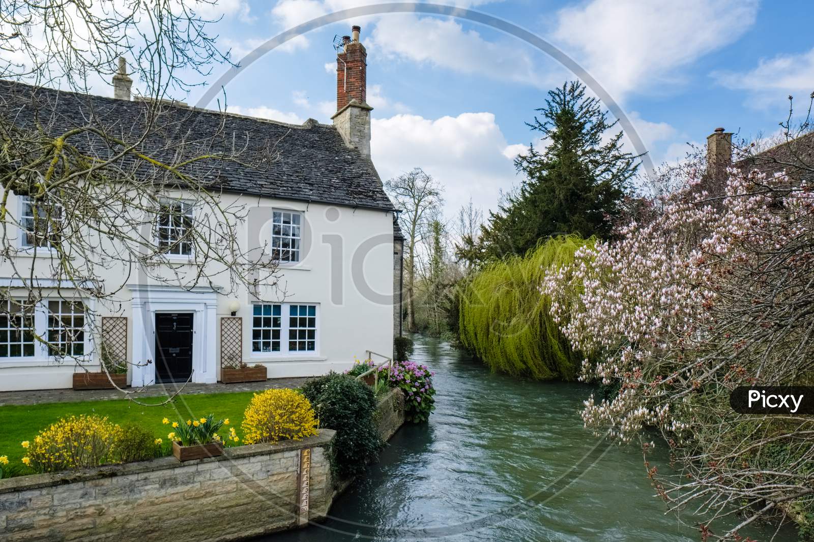 Picturesque Cottage Beside The River Windrush In Witney