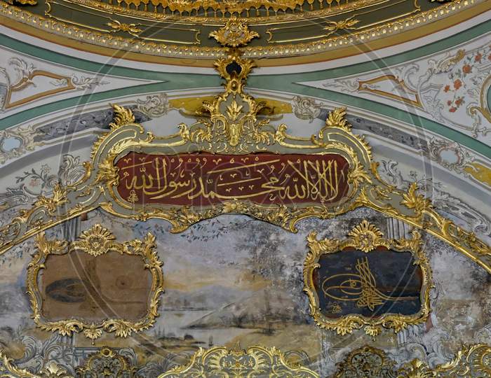 Istanbul, Turkey - May 27 : Ornate Ceiling In Topkapi Palace And Museum In Istanbul Turkey On May 27, 2018