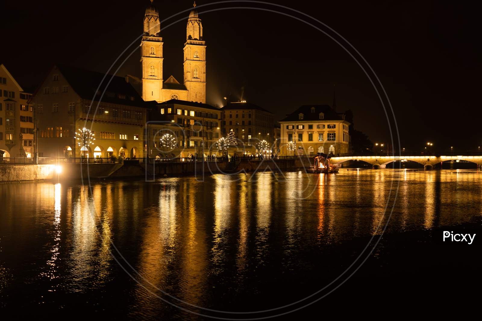 Major Church Grossmünster In Old Town Of Zurich Days Before Christmas.