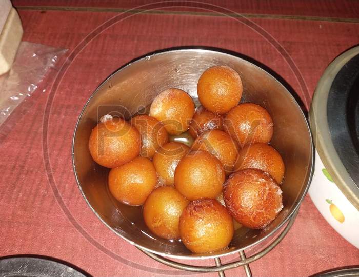 Tasty round sweet dish of Maharashtra- Gulabjam