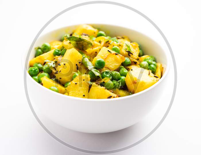 Aloo Matar Ki Sookhi Sabzi, Indian Dry Potato Green Peas Vegetable Recipe