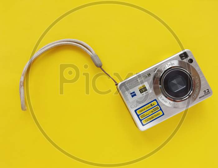 Product photography of a pocket camera