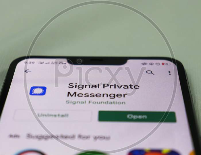Signal private message, open,