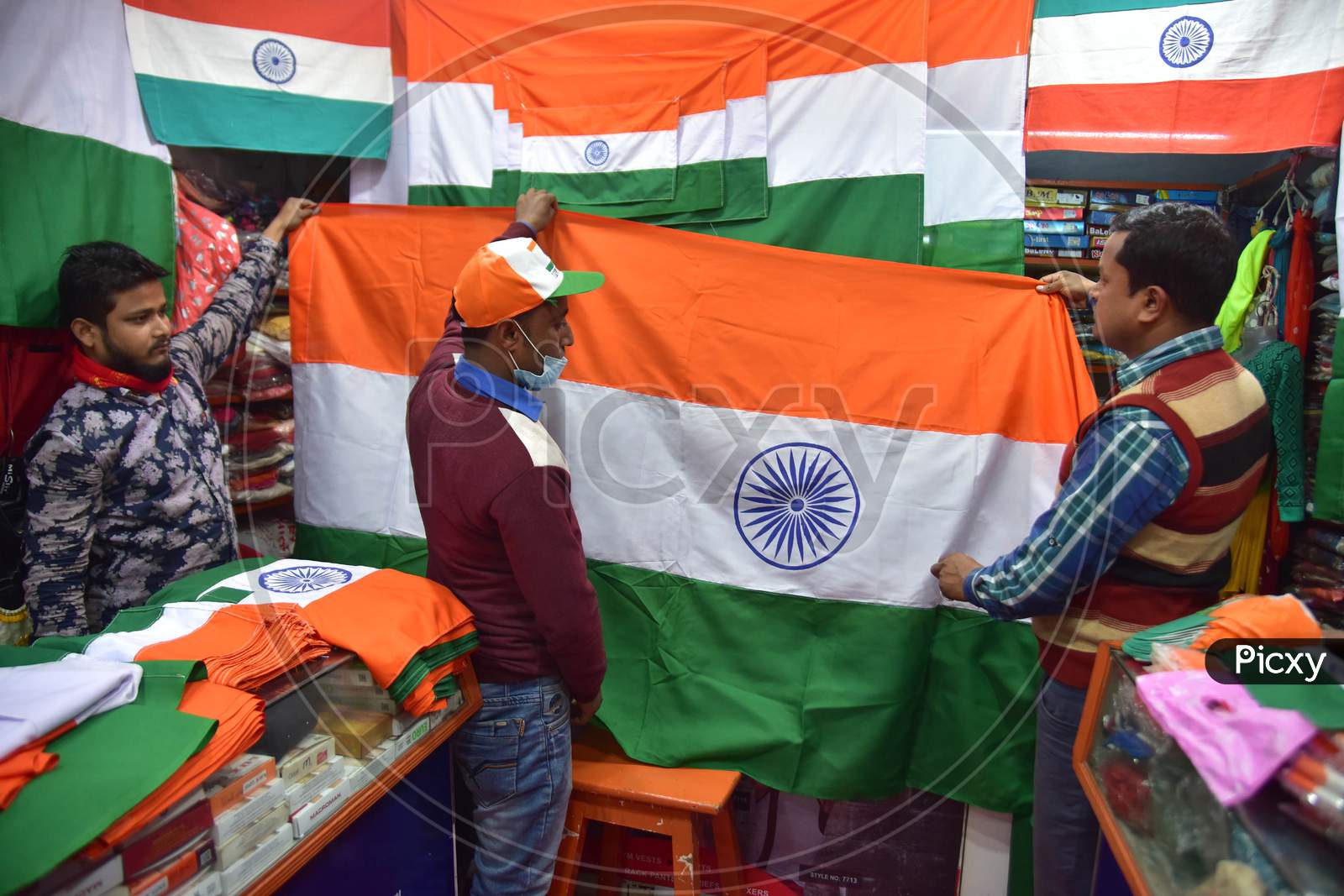 image-of-a-vendor-selling-indian-flag-on-the-eve-of-republic-day