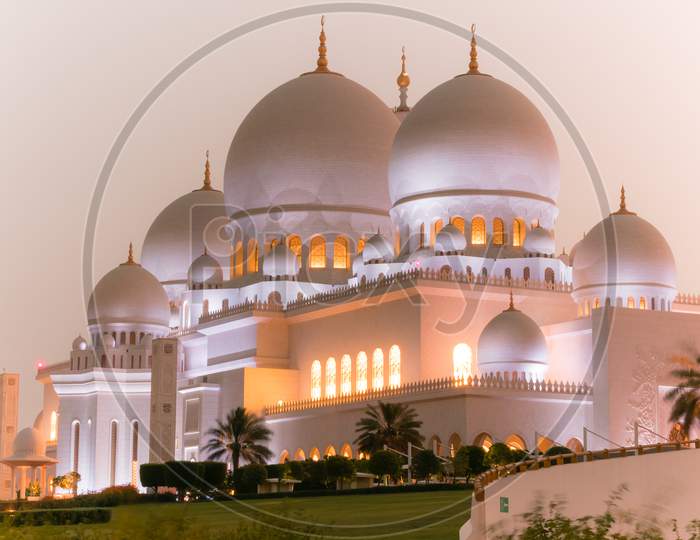 Sheikh Zayed Grand Mosque In Abu Dhabi, United Arab Emirates. One Of The Beautiful And Famous Mosque - Middle East