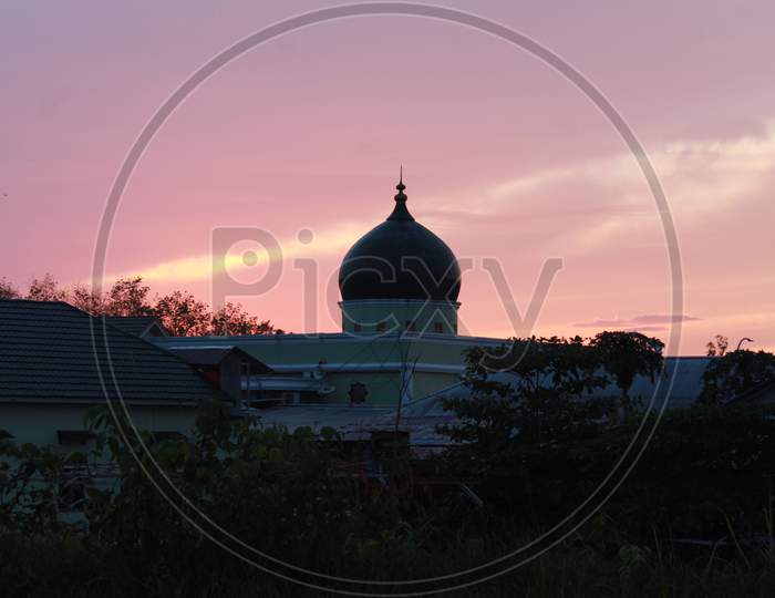 Mosque Nurul Muhibbin in Balangan, Sunset .